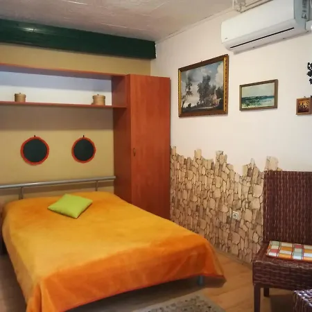 Castello Vendeg Es Apartmanhaz Daire Eğri