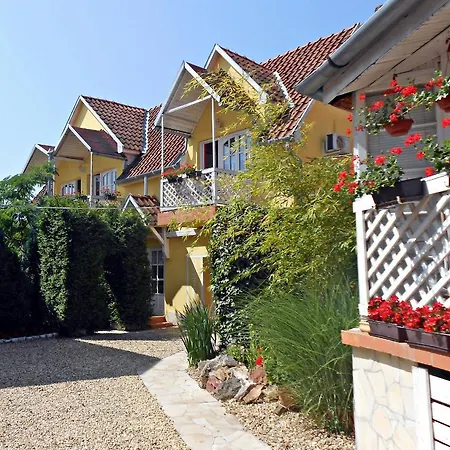 Castello Vendeg Es Apartmanhaz Daire