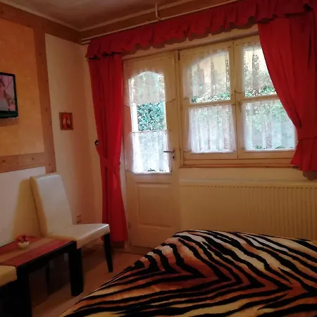 Castello Vendeg Es Apartmanhaz * Eğri