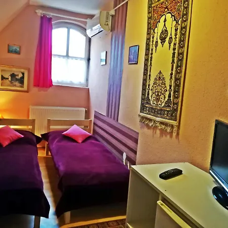 Castello Vendeg Es Apartmanhaz Eğri