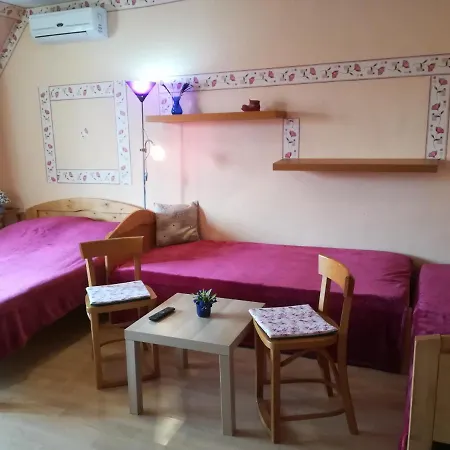 Daire Castello Vendeg Es Apartmanhaz Eğri