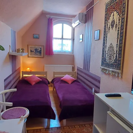 Castello Vendeg Es Apartmanhaz Daire Eğri