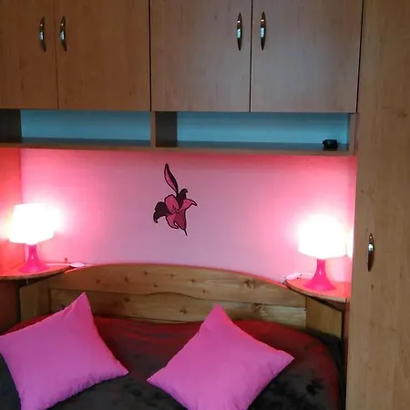 Castello Vendeg Es Apartmanhaz アパート