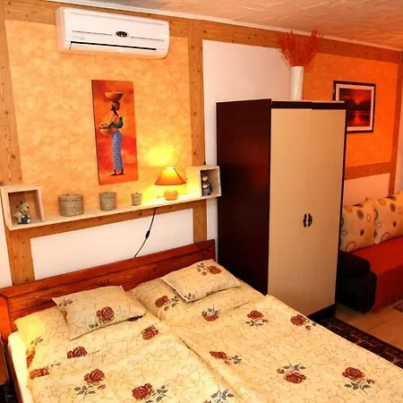 Castello Vendeg Es Apartmanhaz Daire Eğri