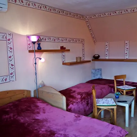 Daire Castello Vendeg Es Apartmanhaz Eğri