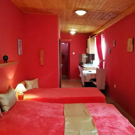 Castello Vendeg Es Apartmanhaz Daire Eğri