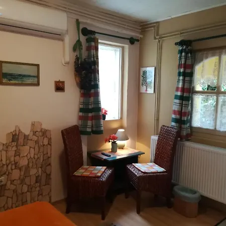 Castello Vendeg Es Apartmanhaz * Έγκερ