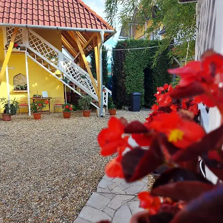 Апартаменты Castello Vendeg Es Apartmanhaz *