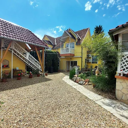 Διαμέρισμα Castello Vendeg Es Apartmanhaz