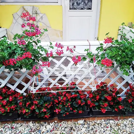 Castello Vendeg Es Apartmanhaz Έγκερ