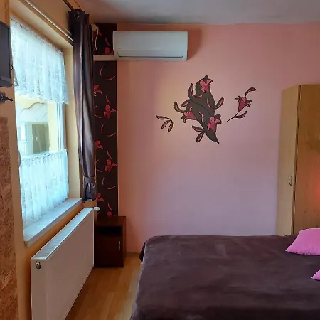 Διαμέρισμα Castello Vendeg Es Apartmanhaz