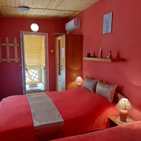 Διαμέρισμα Castello Vendeg Es Apartmanhaz